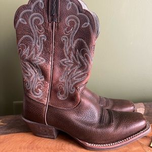 Classic ariat cowgirl boots. These are in great condition. Harley worn.